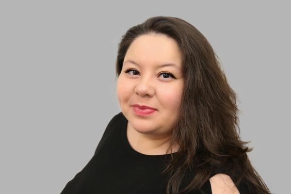 Gladys Paralegal y Gerenta de Comunicaciones Publicas